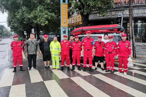 暴雨来袭 西安高新区闪电应急救援队赶赴渭南开展防汛抢险工作